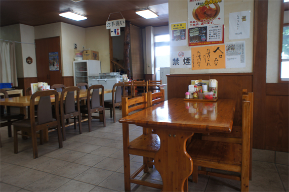 沖縄のアワセそば食堂でゴーヤチャンプルー