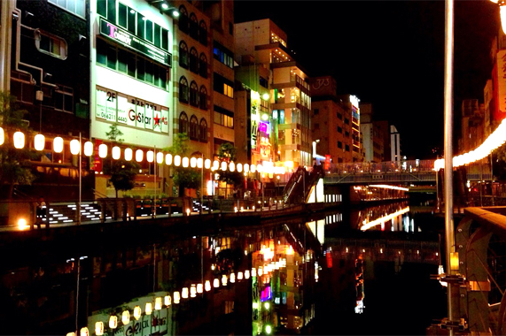 大阪道頓堀の川沿い